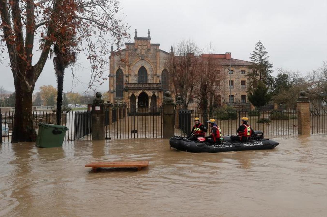 Calles inundadas en los alrededores del puente de la Magdalena por el desbordamiento del río Arga en Pamplona. 