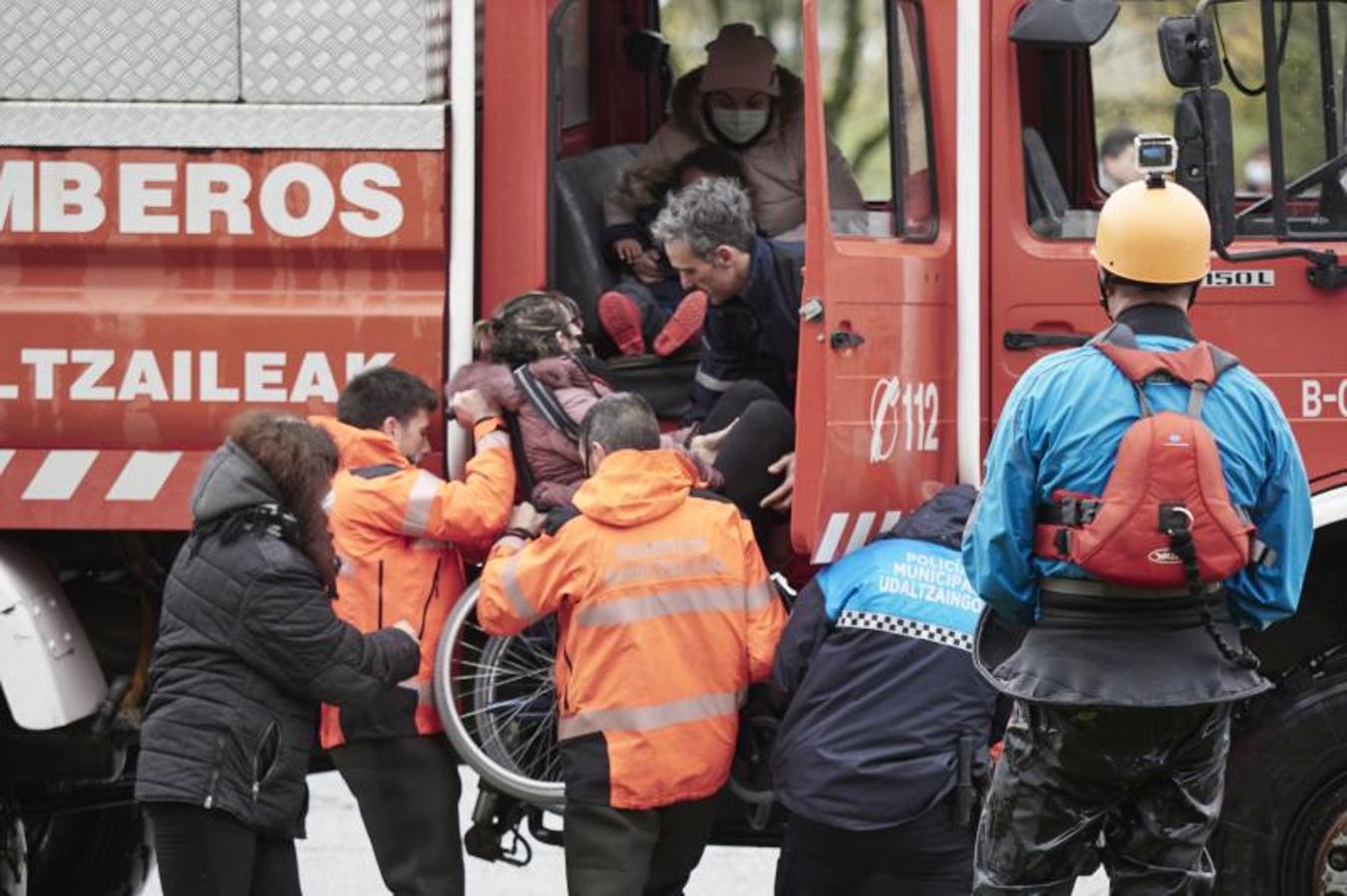 Bomberos rescatan a una mujer en silla de ruedas del barrio de Rotxapea. 