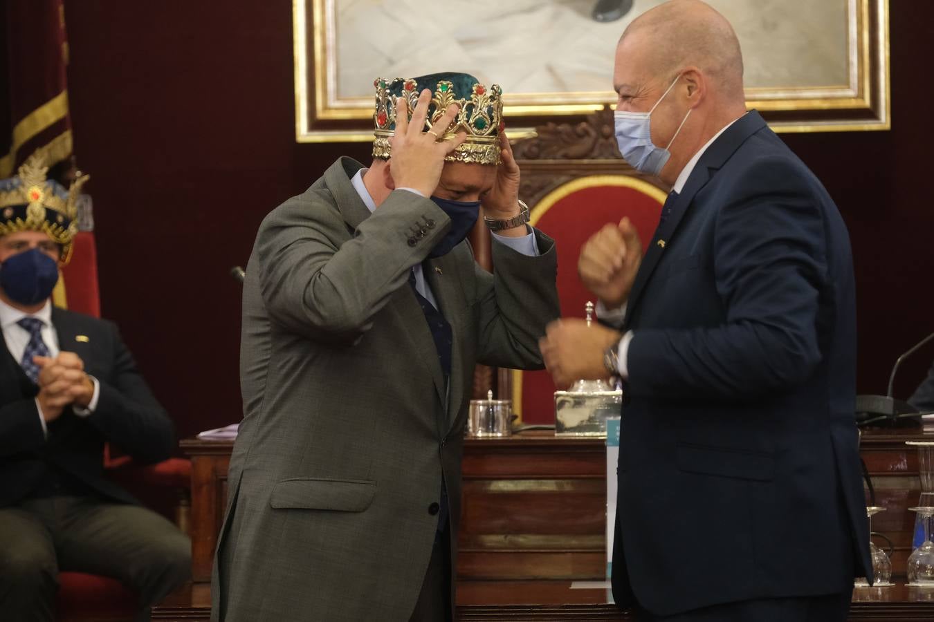 FOTOS: Los Reyes Magos reciben sus coronas en el Ayuntamiento de Cádiz