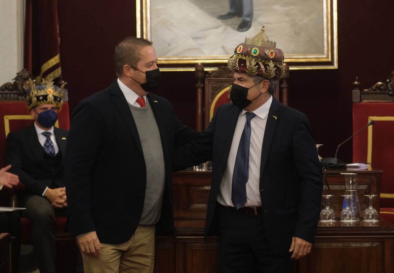 FOTOS: Los Reyes Magos reciben sus coronas en el Ayuntamiento de Cádiz