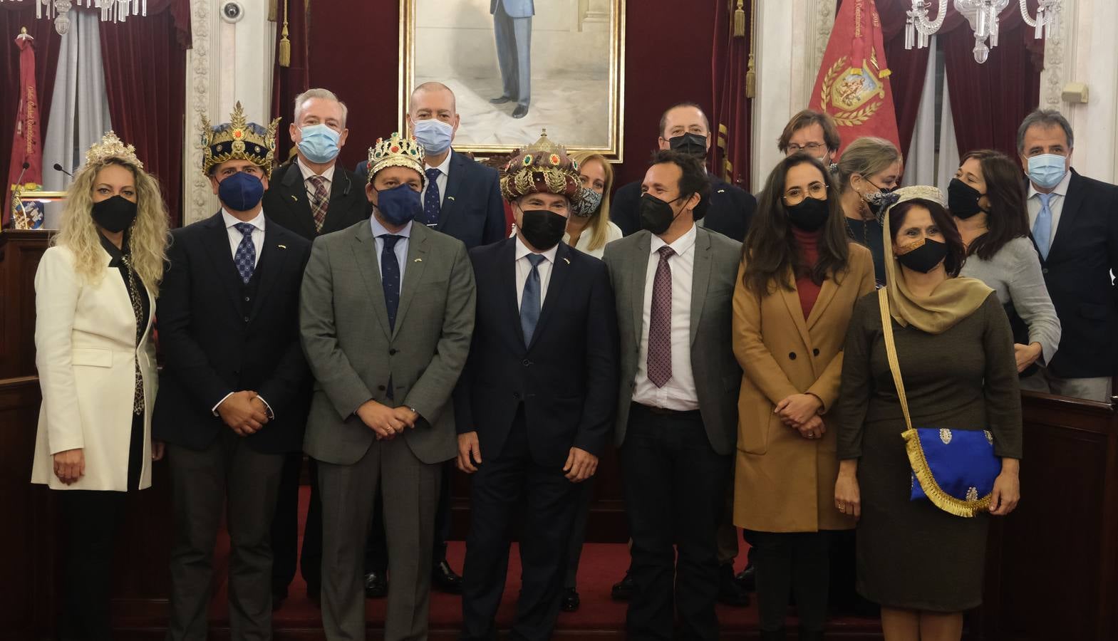 FOTOS: Los Reyes Magos reciben sus coronas en el Ayuntamiento de Cádiz