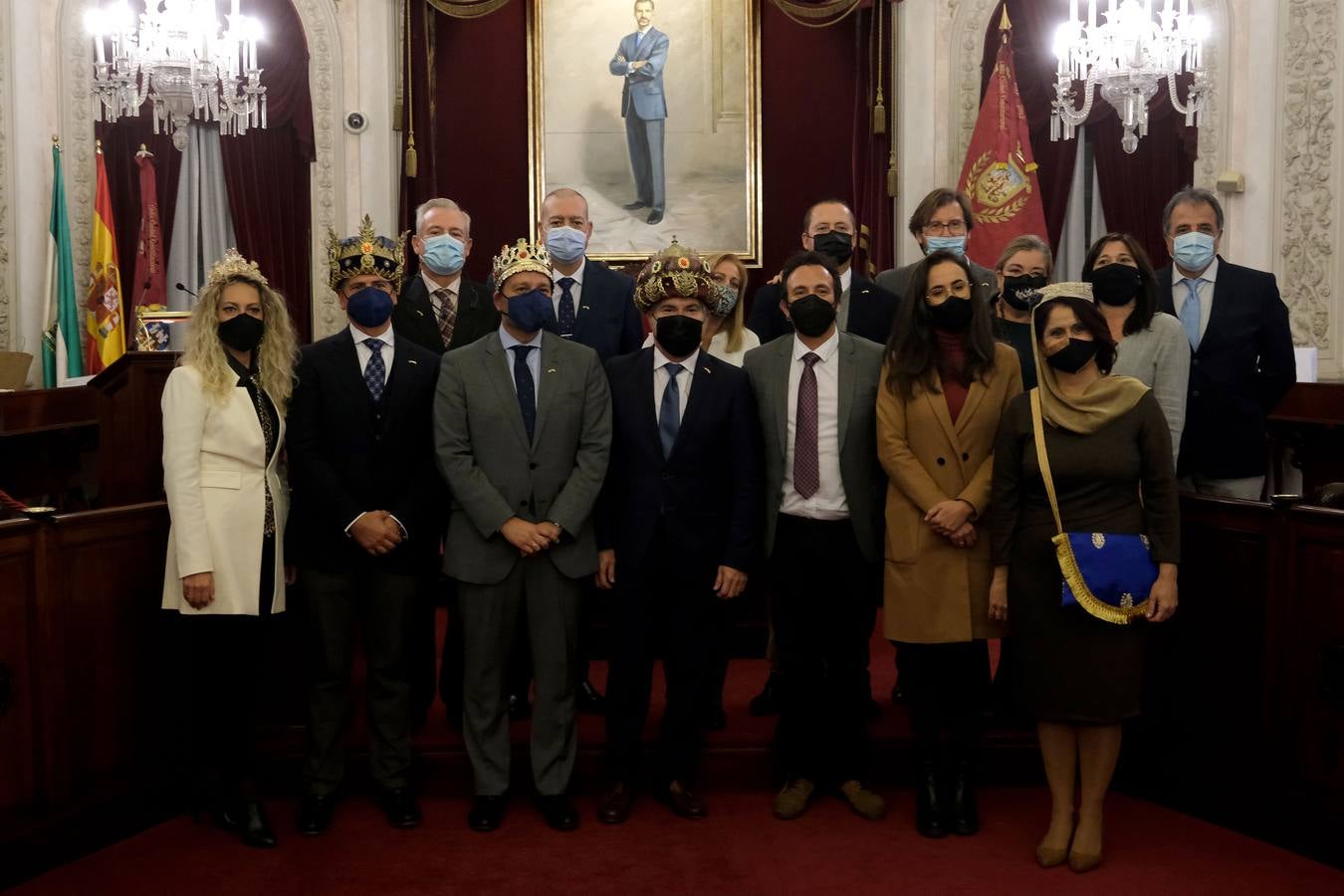 Los Reyes Magos reciben sus coronas en el Ayuntamiento de Cádiz