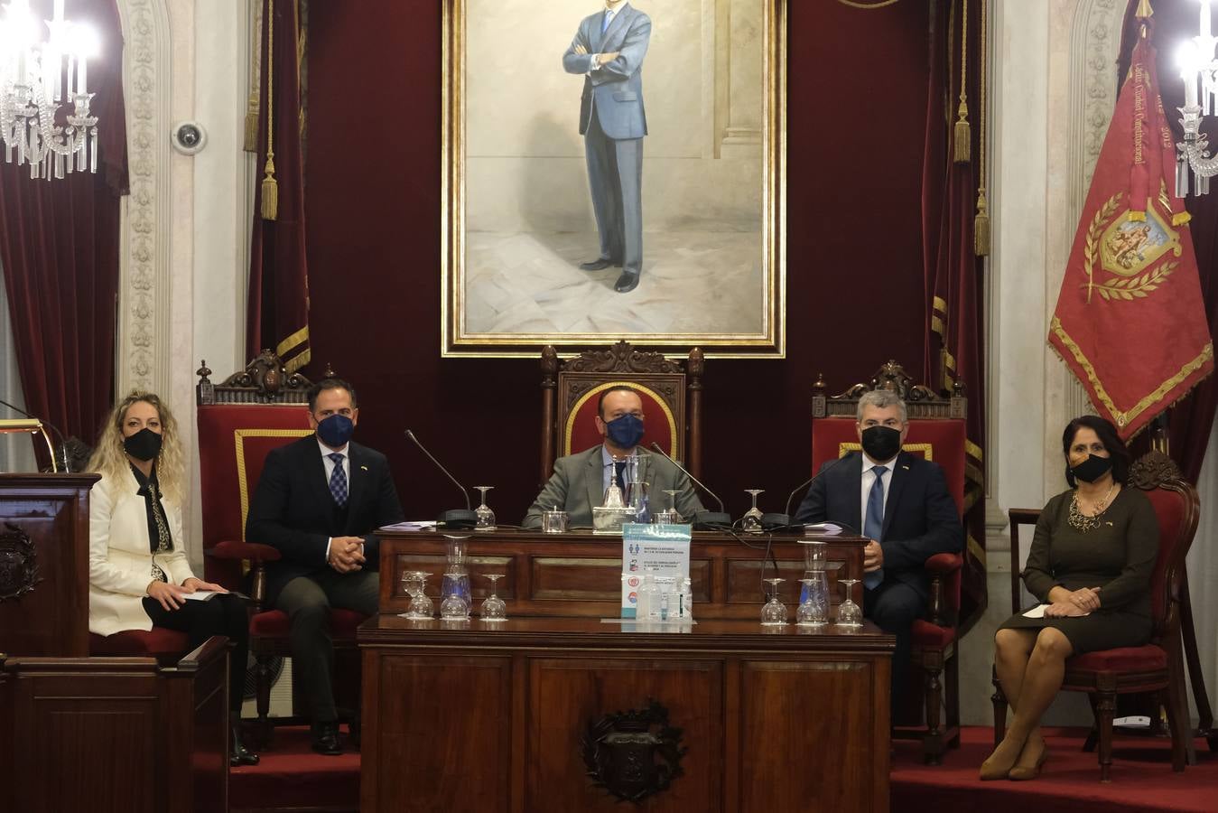 FOTOS: Los Reyes Magos reciben sus coronas en el Ayuntamiento de Cádiz