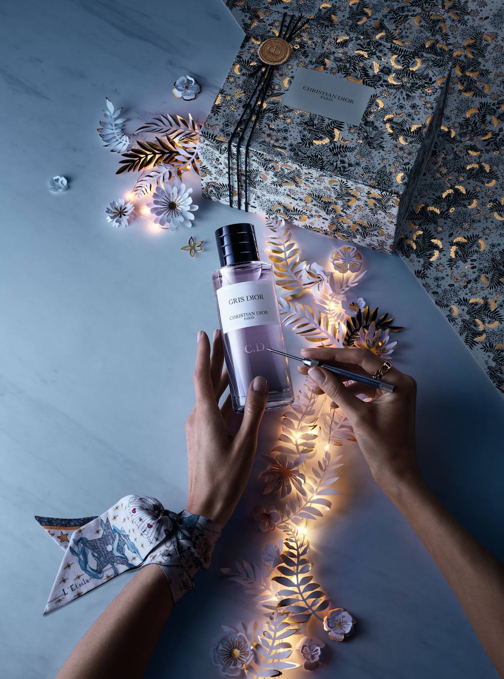 Gris Dior de La Collection Privée de Dior. Un perfume de lujo, sutil y elegante, que se puede personalizar, convirtiéndose en un regalo perfecto para estas navidades. Es un perfume intenso, que no deja indiferente. Con una salida cítrica, se envuelve en un acorde floral y descansa sobre un fondo ambarado de musgo. Desde 220 €.