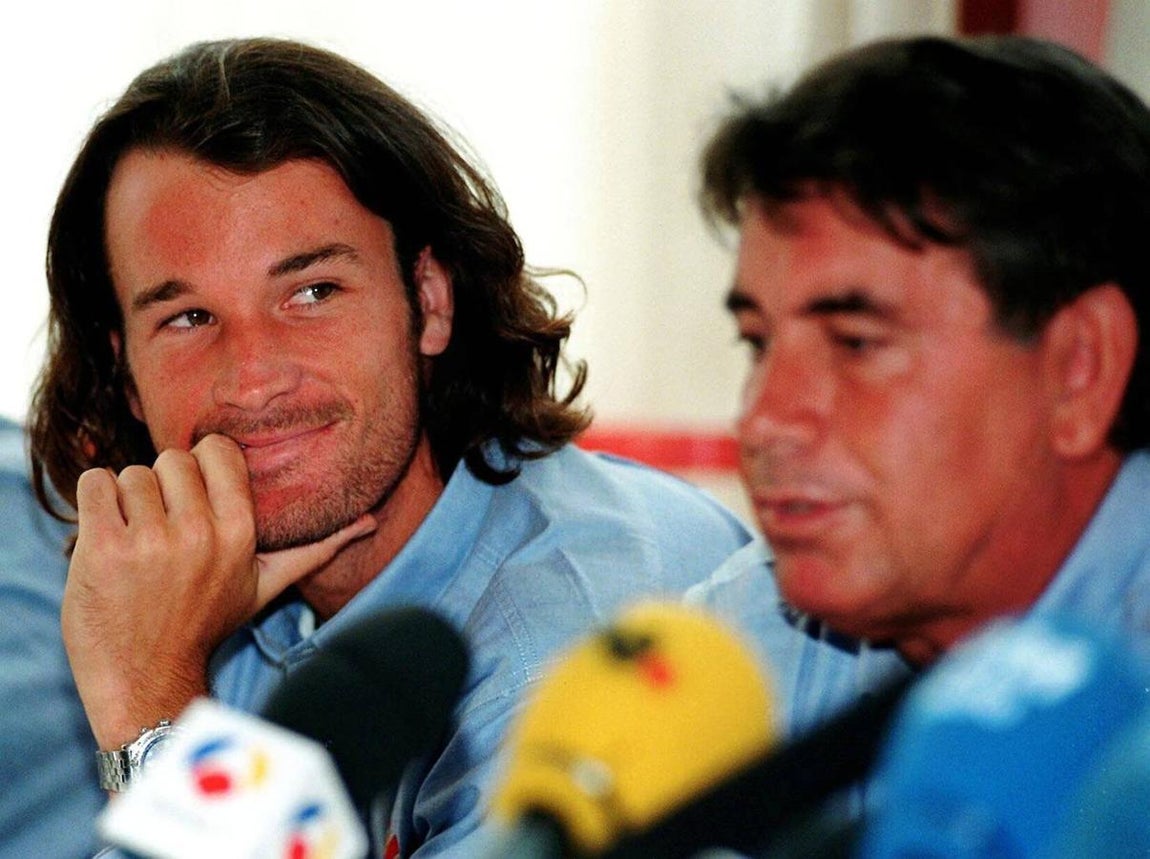 El tenista mallorquín Carles Moya (I) escucha las explicaciones de Manolo Santana (D). 