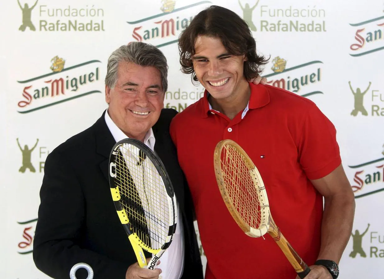 Manolo Santana (i) entrega a Rafael Nadal una de las raquetas que utilizó en el torneo de Wimbledon 1966, año en que se proclamó vencedor, y que fue donada para recaudar fondos para la Fundación Rafael Nadal, un acto celebrado este mediodía en el Village de las pistas del Real Club de Tenis Barcelona. 