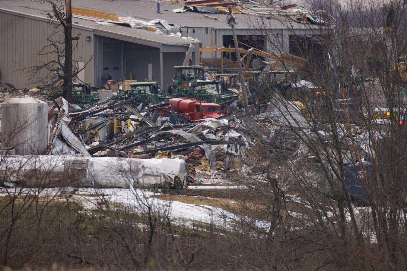 Vista general del edificio derrumbado de Mayfield Consumer Products (primer plano) donde los trabajadores estaban presentes cuando llegó el tornado el viernes por la noche el 11 de diciembre de 2021 en Mayfield. 