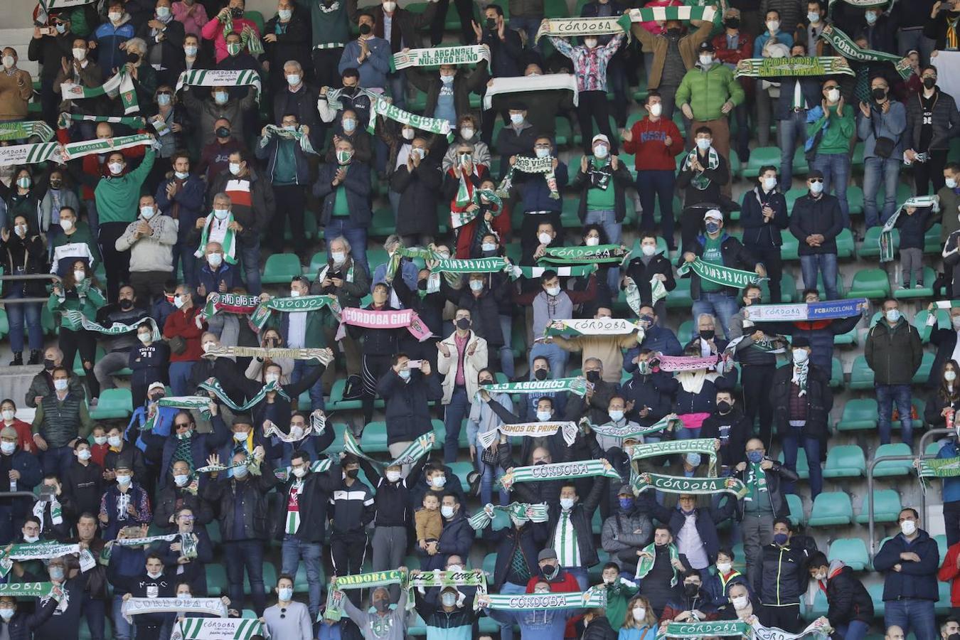 El ambiente en las gradas del Córdoba CF - Panadería Pulido, en imágenes