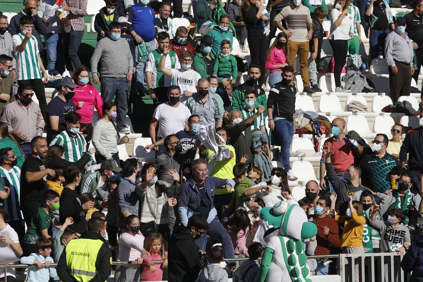 El ambiente en las gradas del Córdoba CF - Panadería Pulido, en imágenes