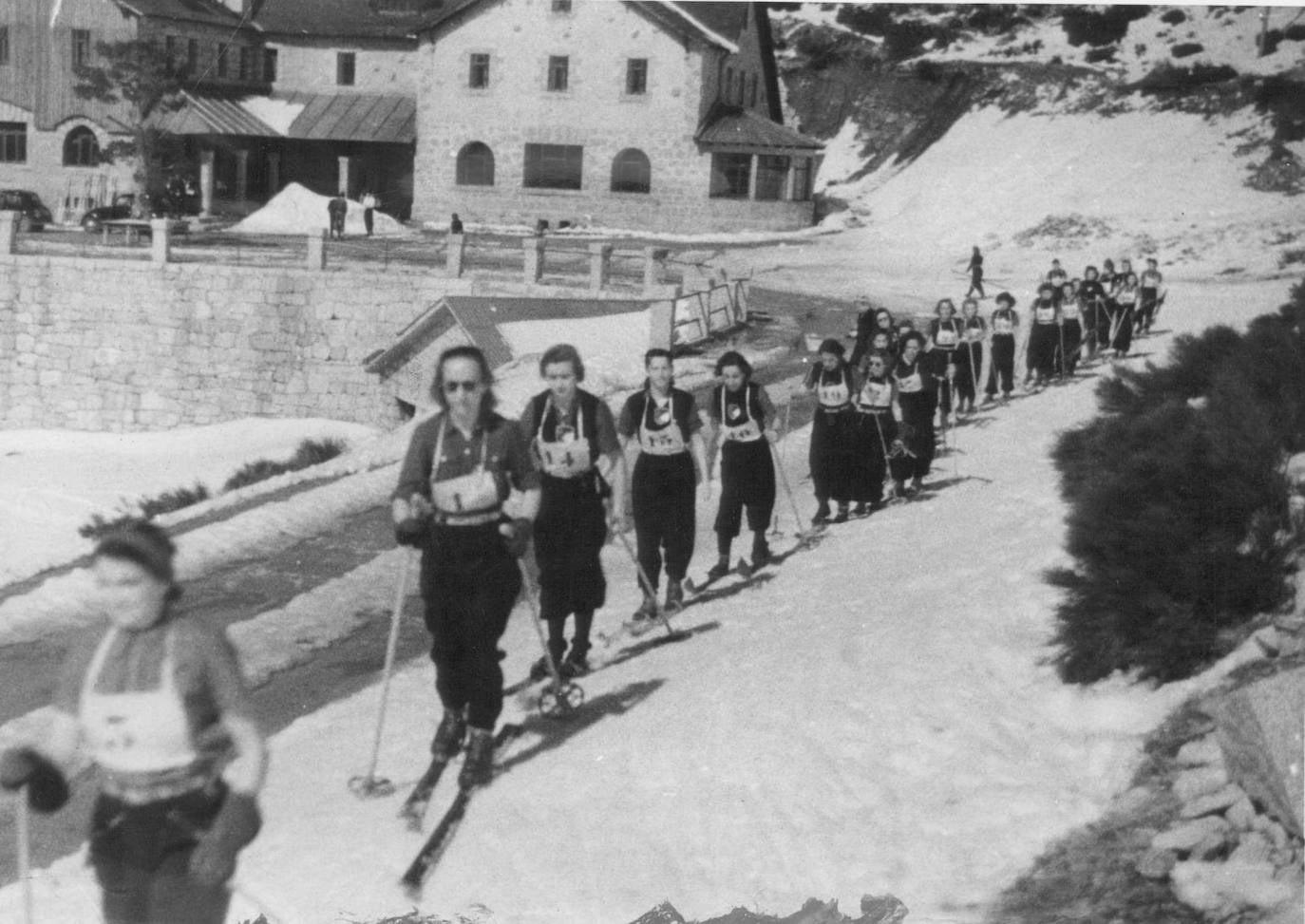 Curso de formación de instructoras de esquí organizado por las JONS (1940). 