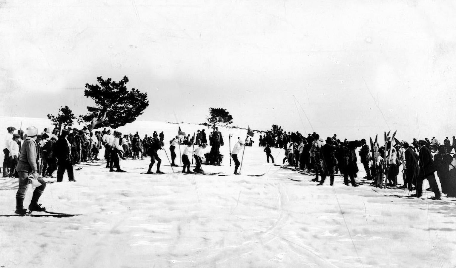 Preparación de la pista para un concurso de saltos (1912). 