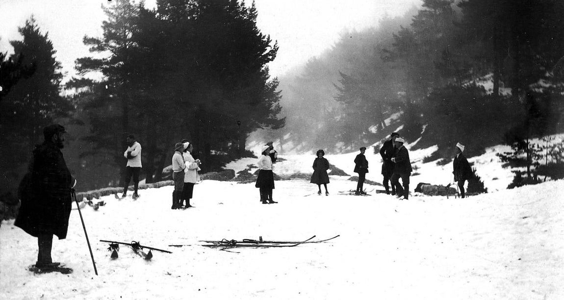 Un grupo de esquiadores del club de esquí de Navacerrada (1910). 