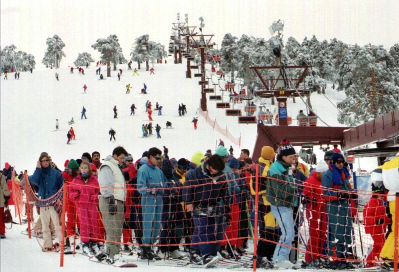 Largas colas para acceder a la estación y a los remontes (1999). 