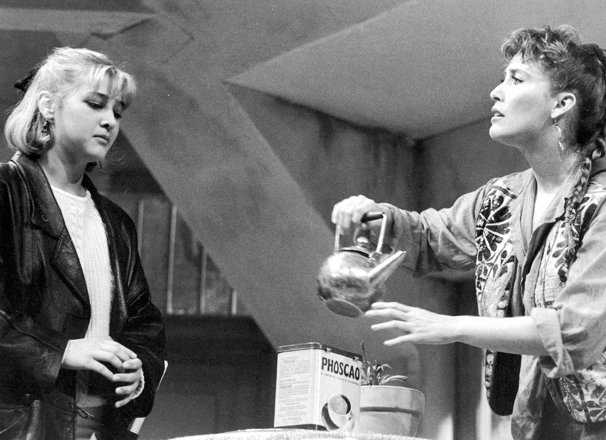 Verónica Forqué y Amparo Larrañaga, en una escena de 'Bajarse al Moro' (1985). 
