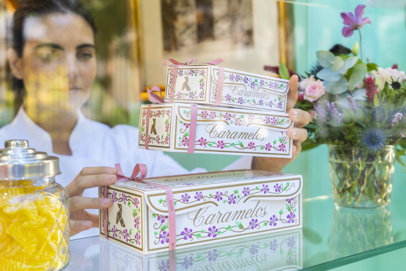 Violetas y chocolates de La Pajarita. Las creaciones centenarias de La Pajarita, elaboradas artesanalmente y con las mismas recetas desde hace dos siglos son sin llugar a dudas un detalle ideal con el que agasajar y sorprender estos días. Desde sus famosas pajaritas de chocolate y otros bombones a sus emblemáticos caramelos Clásicos, también conocidos como los «caramelos del jeroglífico» por la original marca de su envoltorio, es su referencia más emblemática y ya se fabrican desde 1852. Además, sus paquetes cuidados con mimo hasta el último detalle lo convierte en un regalo muy especial.