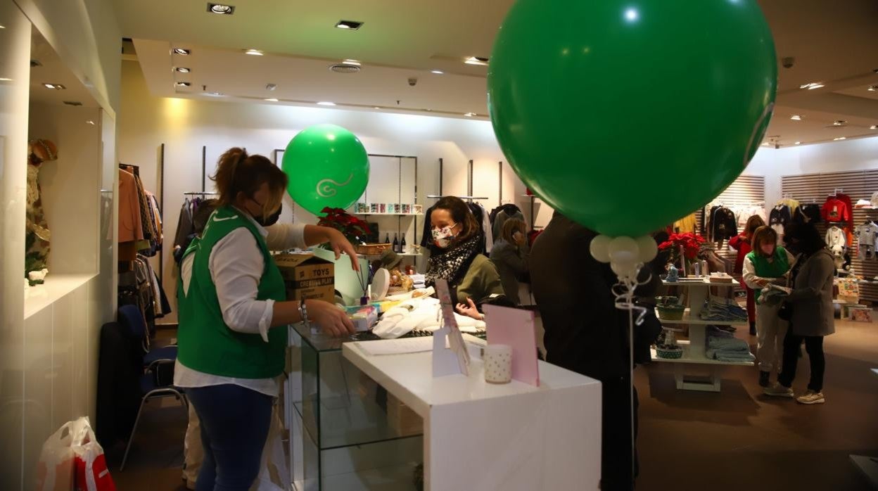 La inauguración de la tienda solidaria de la Asociación contra el Cáncer en Córdoba, en imágenes