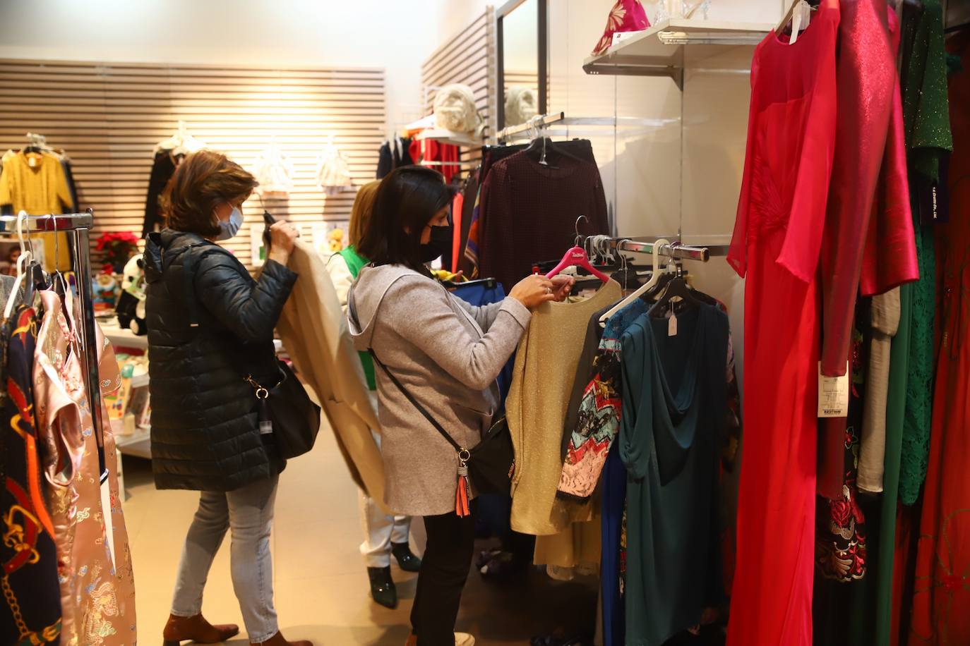 La inauguración de la tienda solidaria de la Asociación contra el Cáncer en Córdoba, en imágenes