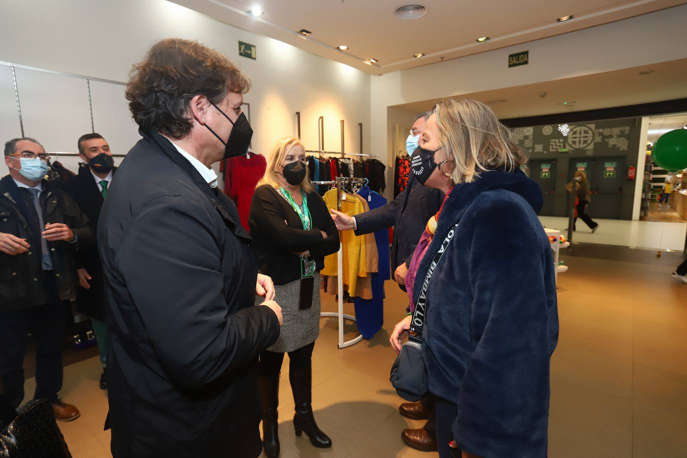 La inauguración de la tienda solidaria de la Asociación contra el Cáncer en Córdoba, en imágenes