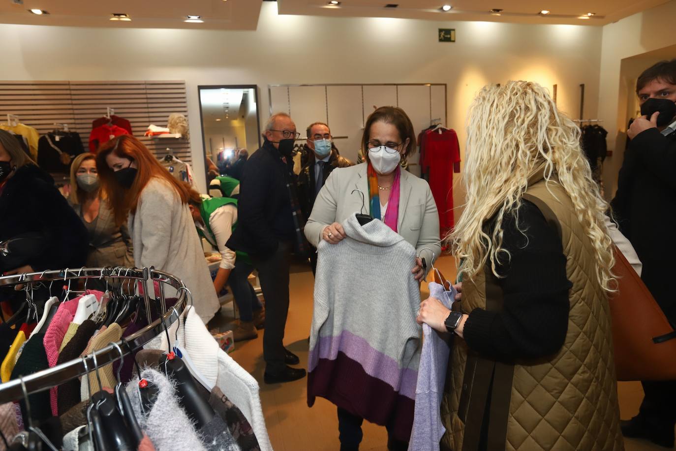 La inauguración de la tienda solidaria de la Asociación contra el Cáncer en Córdoba, en imágenes