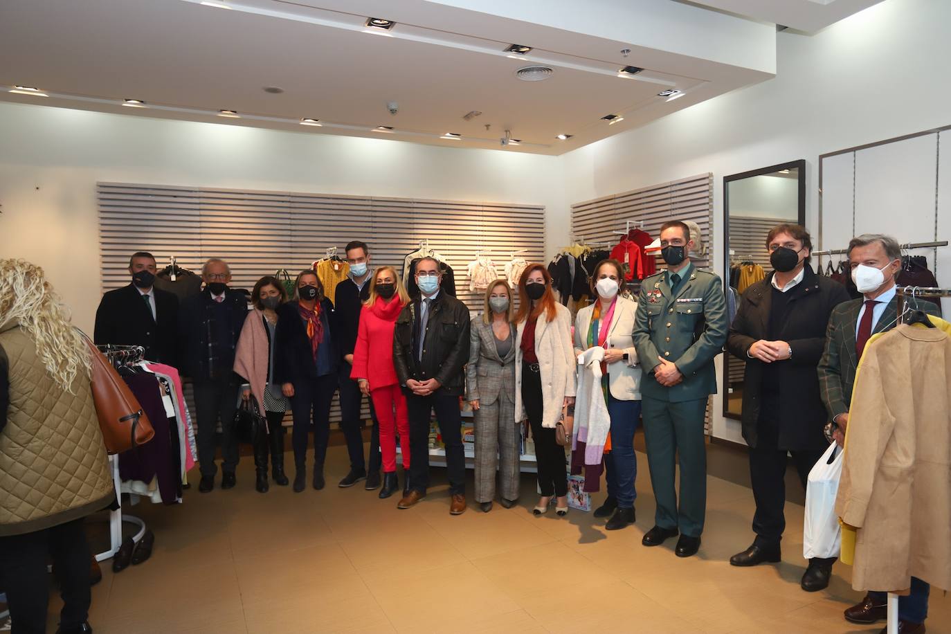 La inauguración de la tienda solidaria de la Asociación contra el Cáncer en Córdoba, en imágenes