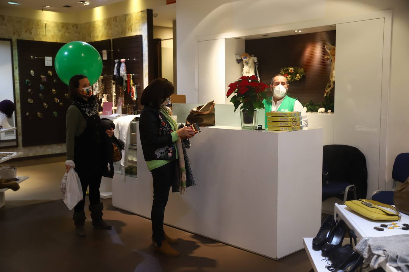 La inauguración de la tienda solidaria de la Asociación contra el Cáncer en Córdoba, en imágenes