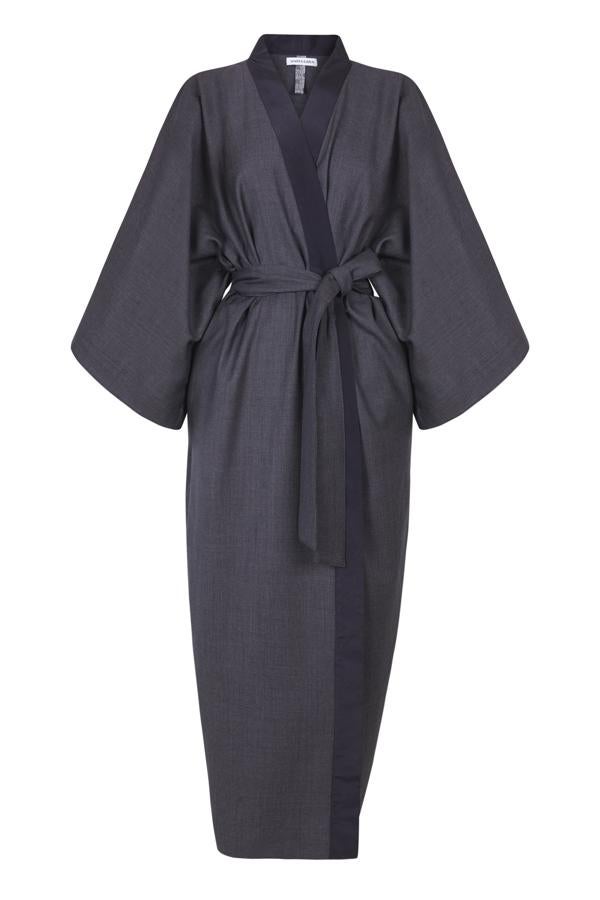 5. Un kimono con el que transformar el look. Kimono gris perla con polisón, de María Goya. Un diseño de inspiración oriental perfecto para dotar hasta a los looks más sencillos de un acabado sofisticado e innovador. Precio: 600€.