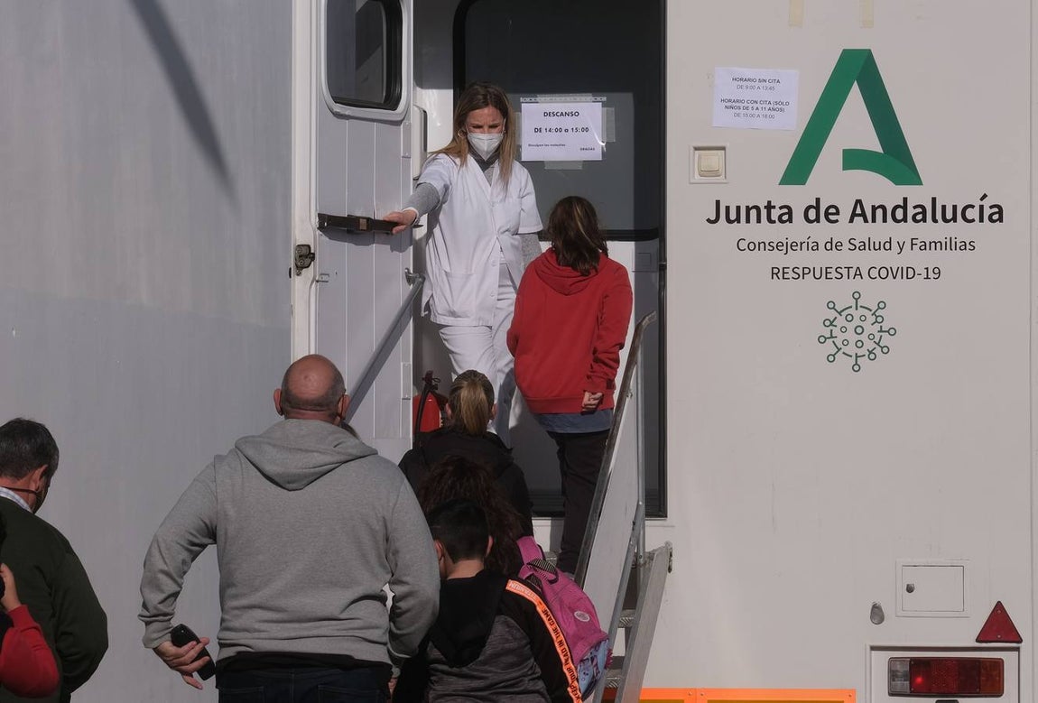 FOTOS: Primer día de vacunación contra el Covid en los menores de 12 años de la provincia de Cádiz