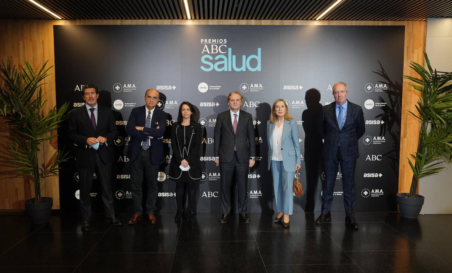 De izquierda a derecha: Julián Quirós, director de ABC, Antonio Zapatero, viceconsejero de Salud Pública de Madrid, Silvia Calzón, secretaria de Estado de Sanidad, Ignacio Ybarra, presidente de Vocento, Ana Pastor, vicepresidenta del Congreso y Luis Mayero, consejero de Asisa. 