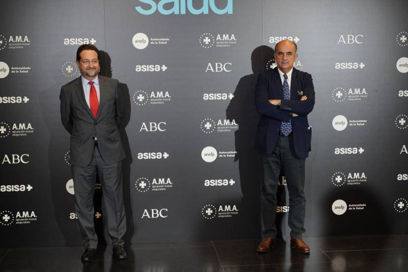 Fernando Prados y Antonio Zapatero, viceconsejero de Salud Pública de la Comunidad de Madrid. Prados recogió el premio para el Isabel Zendal como Mejor Hospital Público. 