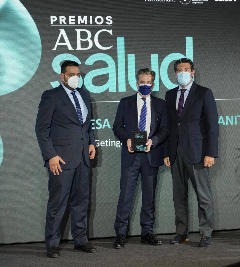 El director de ABC con Manuel Moreno, director General de Getinge y Óscar Viana, Product Manager Cardiopulmonar de Getinge, premio a Mejor Tecnología Sanitaria por ECMO. 