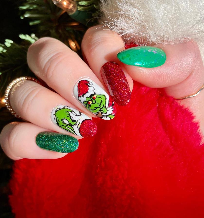 Motivos navideños. A otro nivel de 'nail art' el Grinch navideño protagoniza una original manicura a la que no le falta detalle