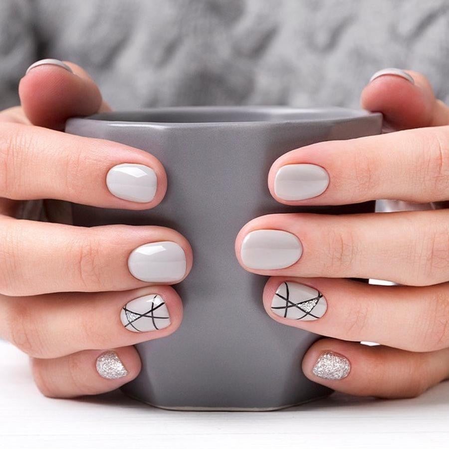 Geométricas. Los motivos geométricos son tendencias y por ello, decorar tus uñas con líneas perpendiculares y paralelas, con distintos formatos y sobre una base neutra, será todo un acierto en estas fiestas.
