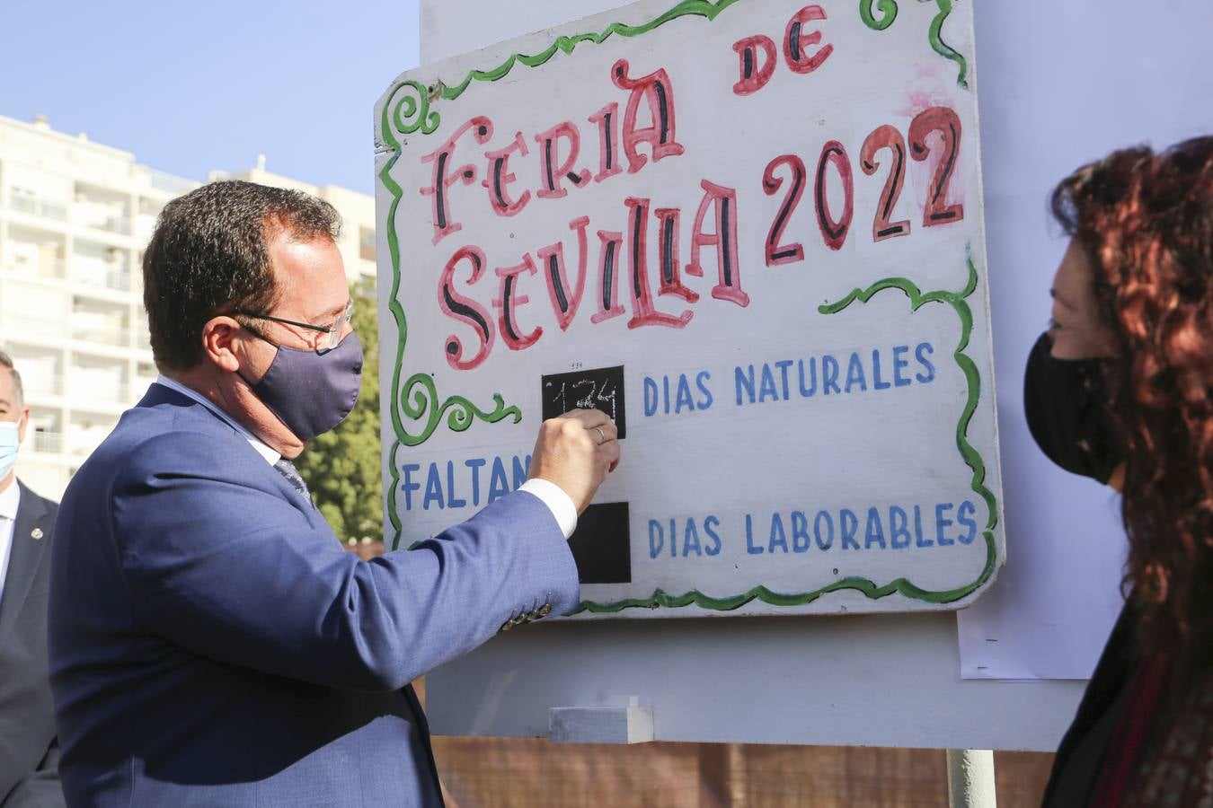 Colocación del primero tubo de la portada de la Feria de Sevilla 2022. ROCÍO RUZ