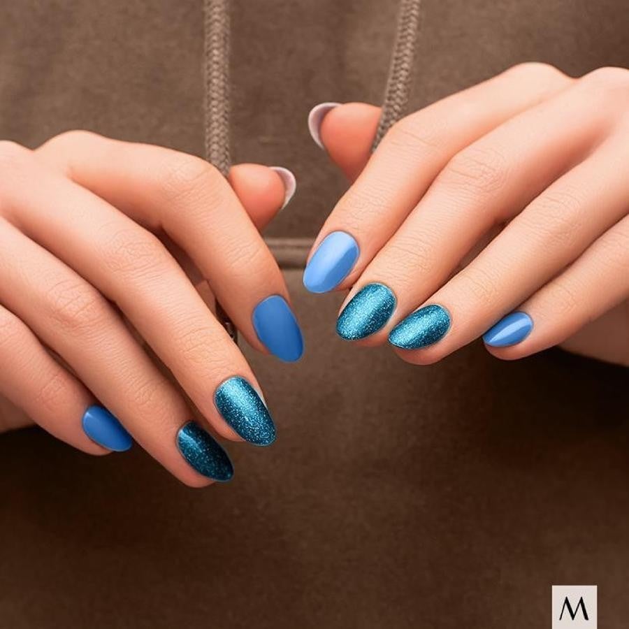 Texturas combinadas. El éxito de esta manicura reside en combinar distintas texturas como la purpurina y los esmaltes con brillo o mate en distintas tonalidades de un mismo color.