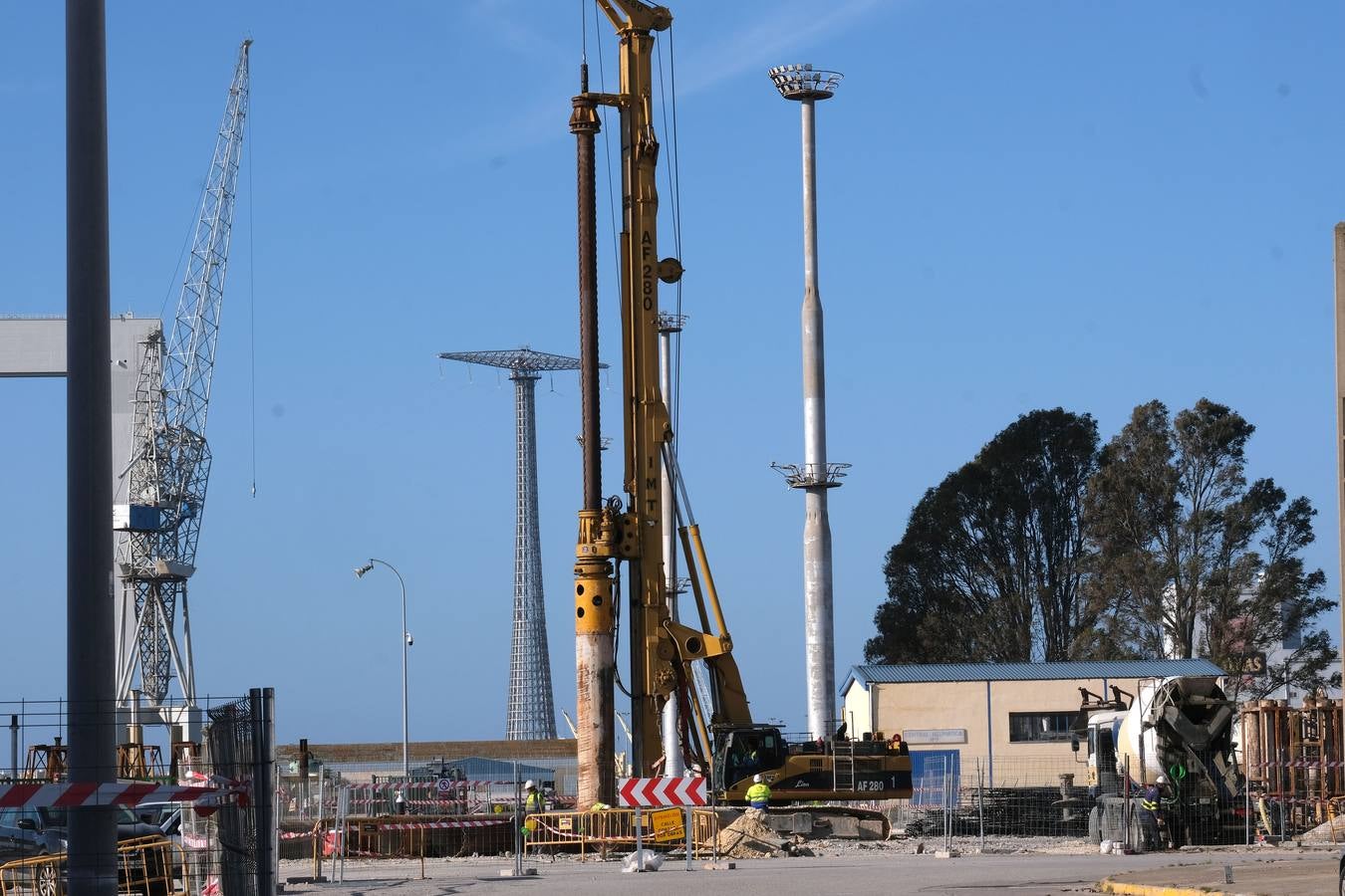 FOTOS: Obras de la plataforma elevada del tren de La Cabezuela han comenzado junto al astillero de Puerto Real