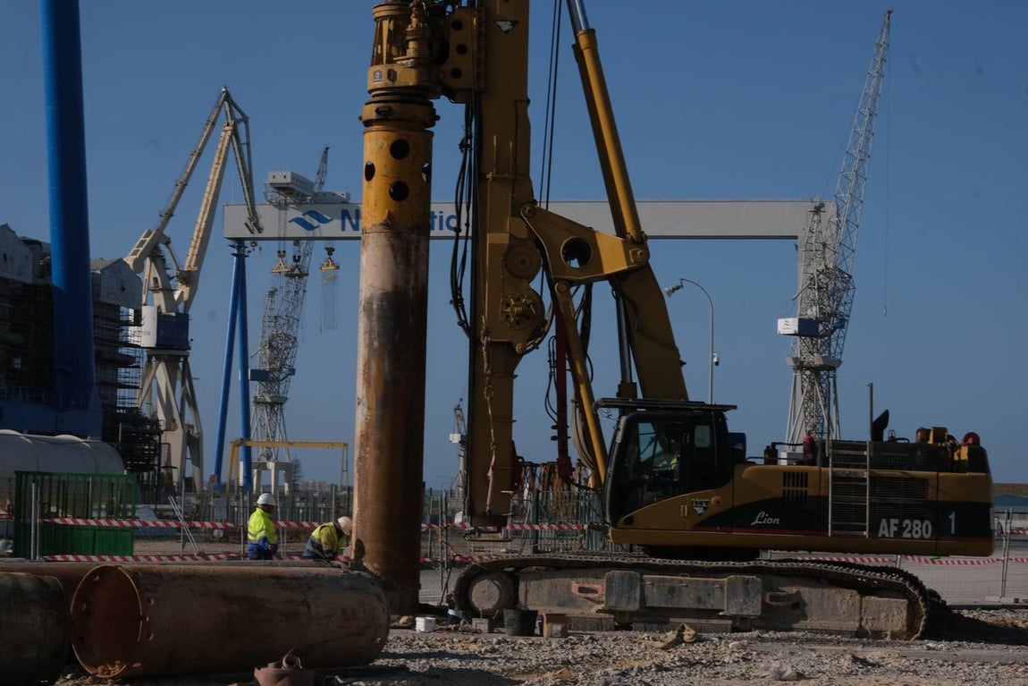 FOTOS: Obras de la plataforma elevada del tren de La Cabezuela han comenzado junto al astillero de Puerto Real