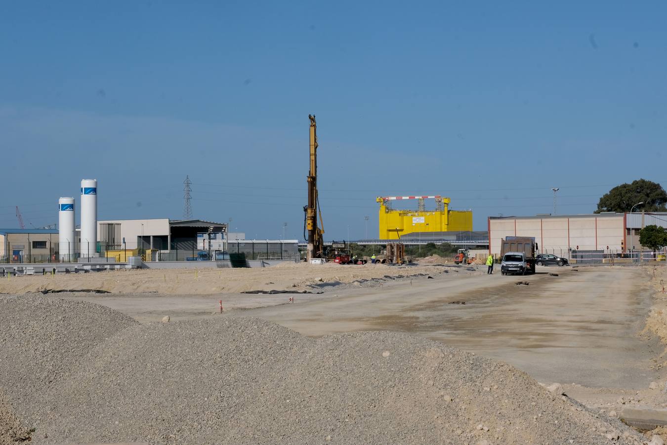 FOTOS: Obras de la plataforma elevada del tren de La Cabezuela han comenzado junto al astillero de Puerto Real