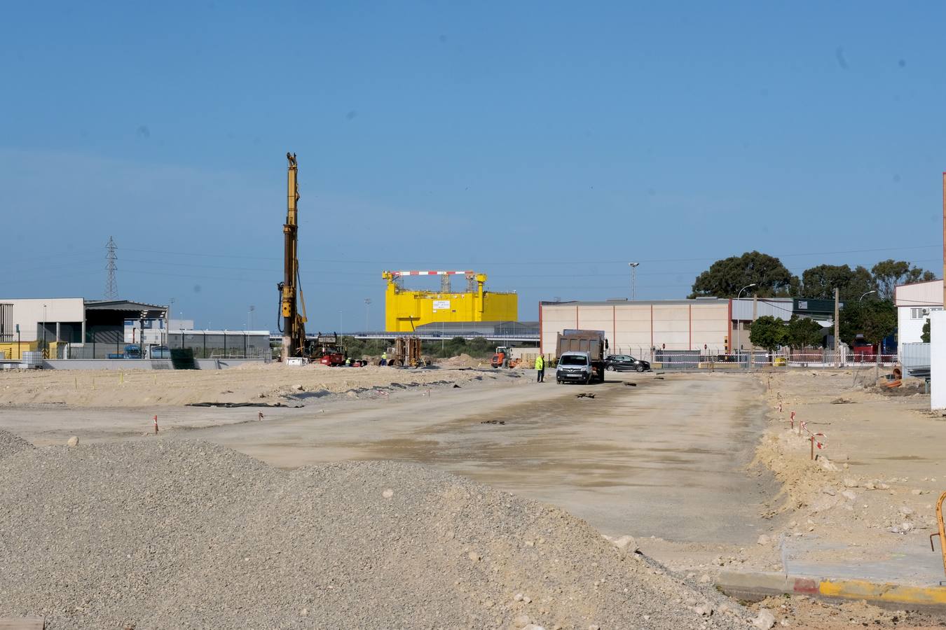 FOTOS: Obras de la plataforma elevada del tren de La Cabezuela han comenzado junto al astillero de Puerto Real