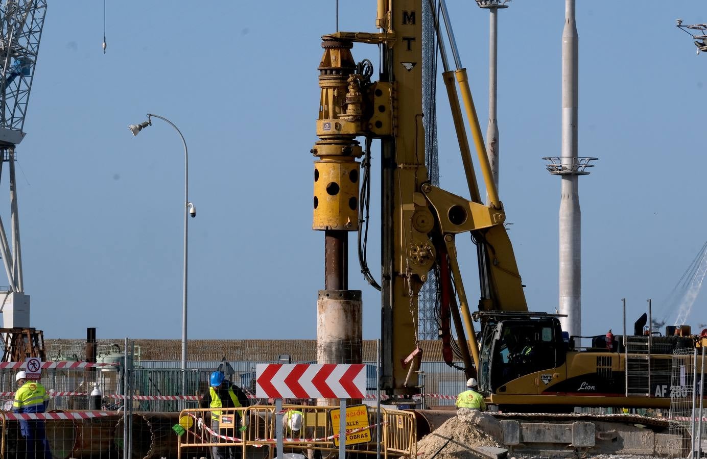 FOTOS: Obras de la plataforma elevada del tren de La Cabezuela han comenzado junto al astillero de Puerto Real