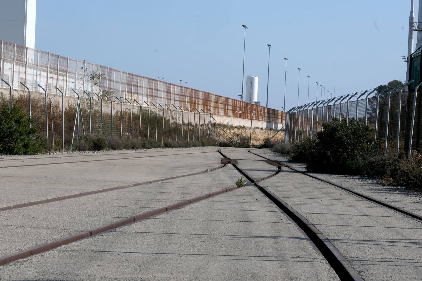 FOTOS: Obras de la plataforma elevada del tren de La Cabezuela han comenzado junto al astillero de Puerto Real