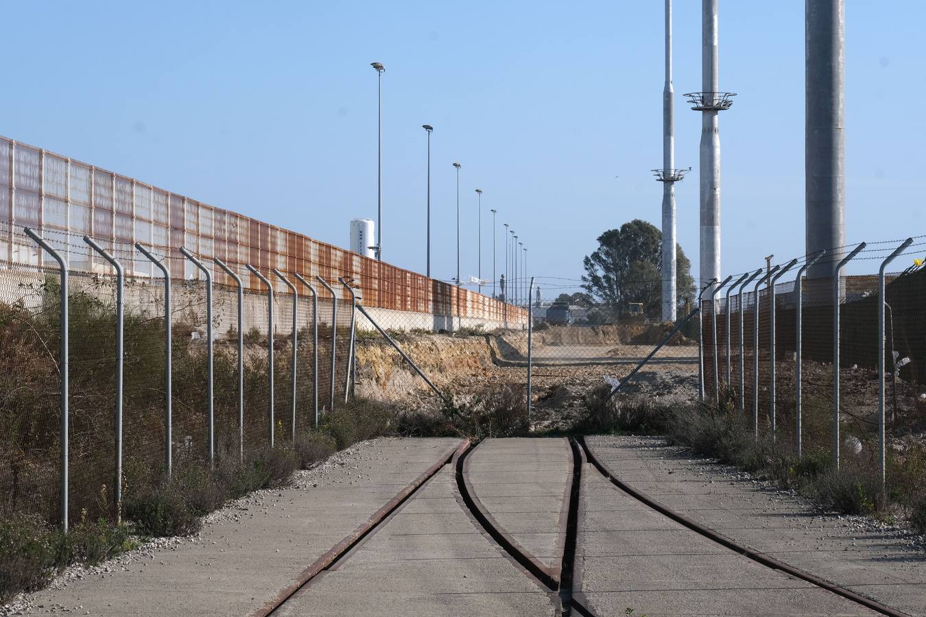 FOTOS: Obras de la plataforma elevada del tren de La Cabezuela han comenzado junto al astillero de Puerto Real