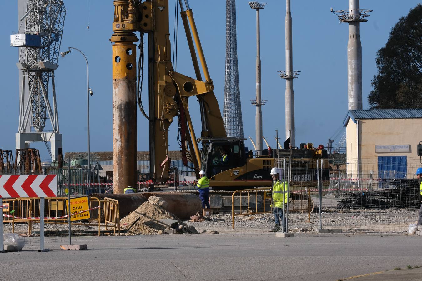 FOTOS: Obras de la plataforma elevada del tren de La Cabezuela han comenzado junto al astillero de Puerto Real