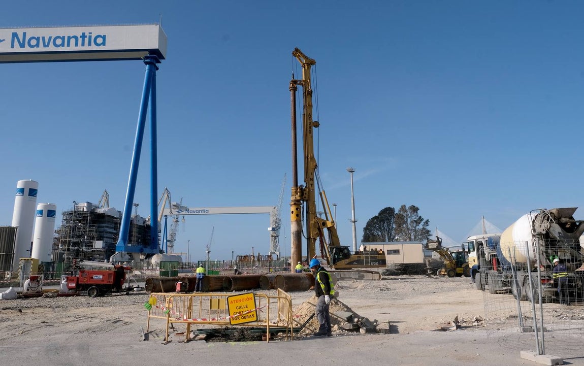 FOTOS: Obras de la plataforma elevada del tren de La Cabezuela han comenzado junto al astillero de Puerto Real