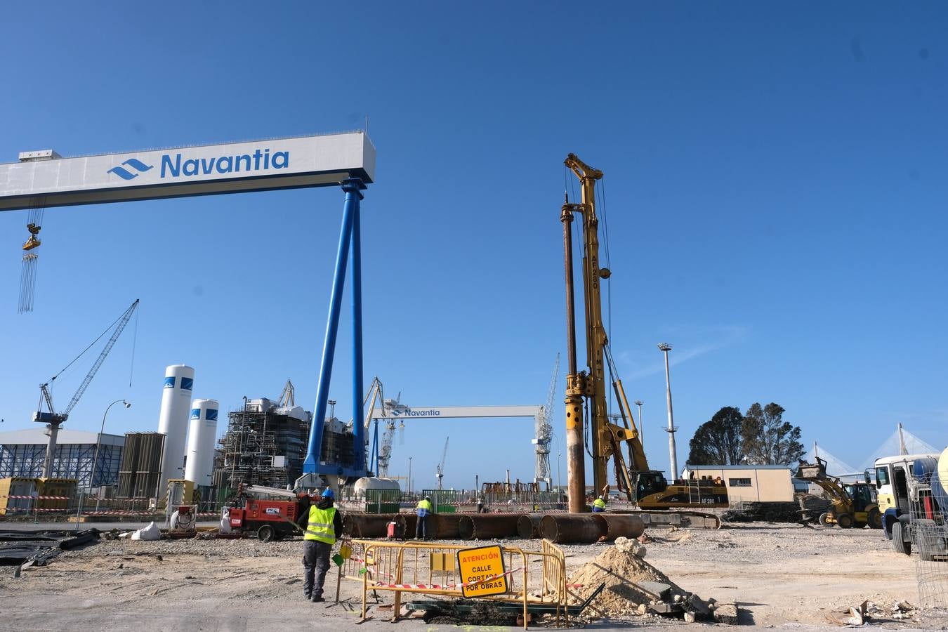 FOTOS: Obras de la plataforma elevada del tren de La Cabezuela han comenzado junto al astillero de Puerto Real