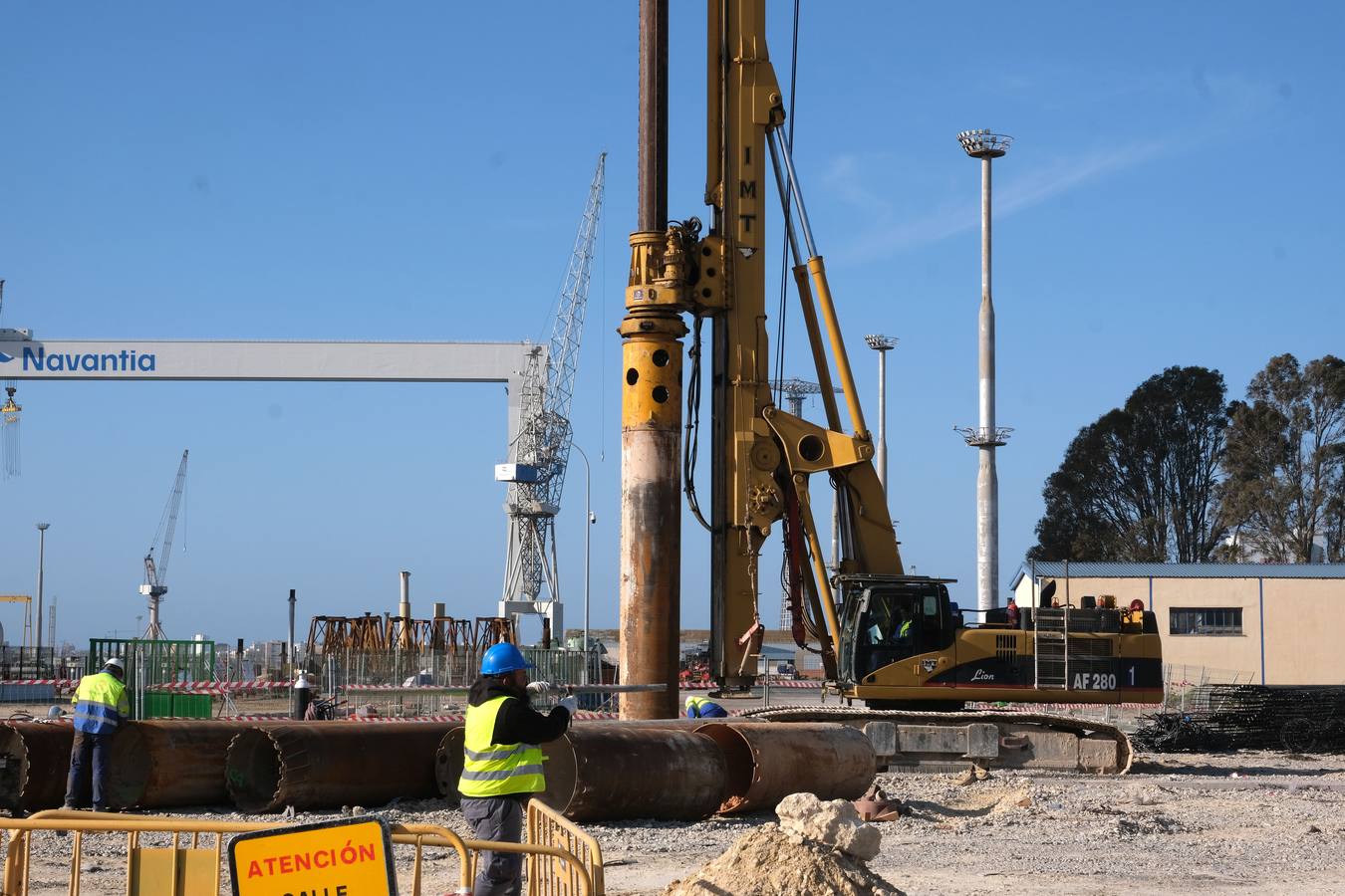 FOTOS: Obras de la plataforma elevada del tren de La Cabezuela han comenzado junto al astillero de Puerto Real