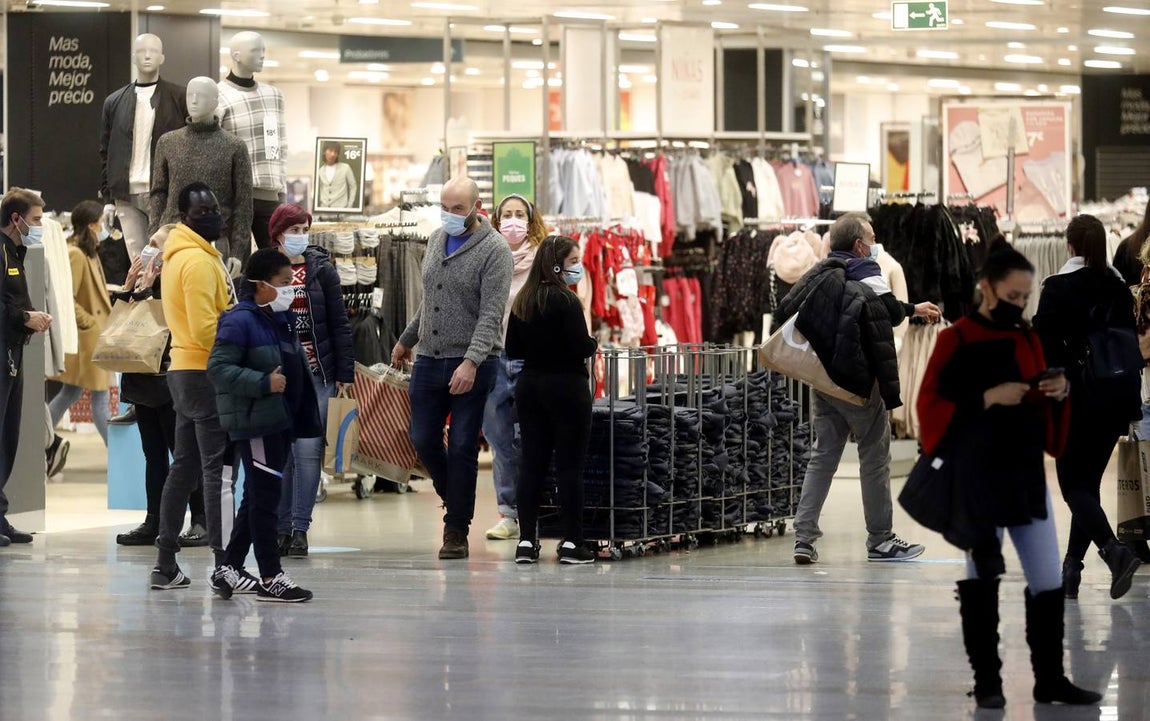 En imágenes, el público anima los centros comerciales de Córdoba