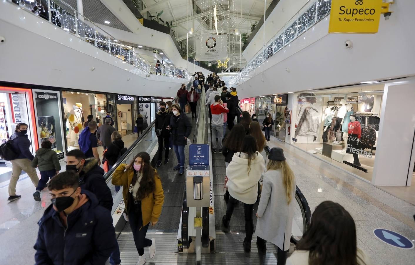 En imágenes, el público anima los centros comerciales de Córdoba