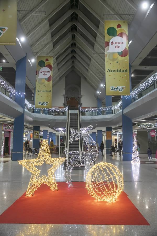 En imágenes, el público anima los centros comerciales de Córdoba