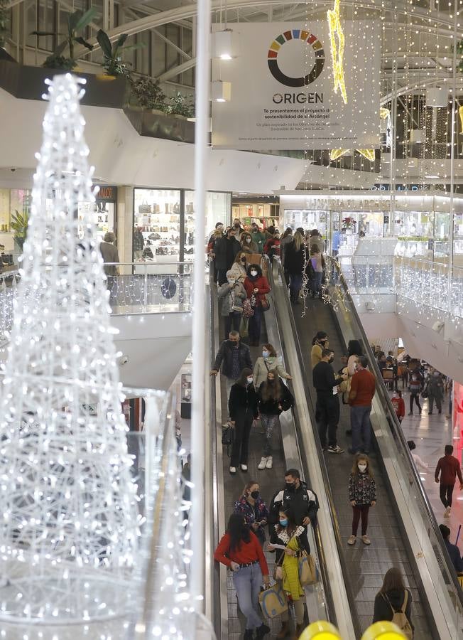 En imágenes, el público anima los centros comerciales de Córdoba