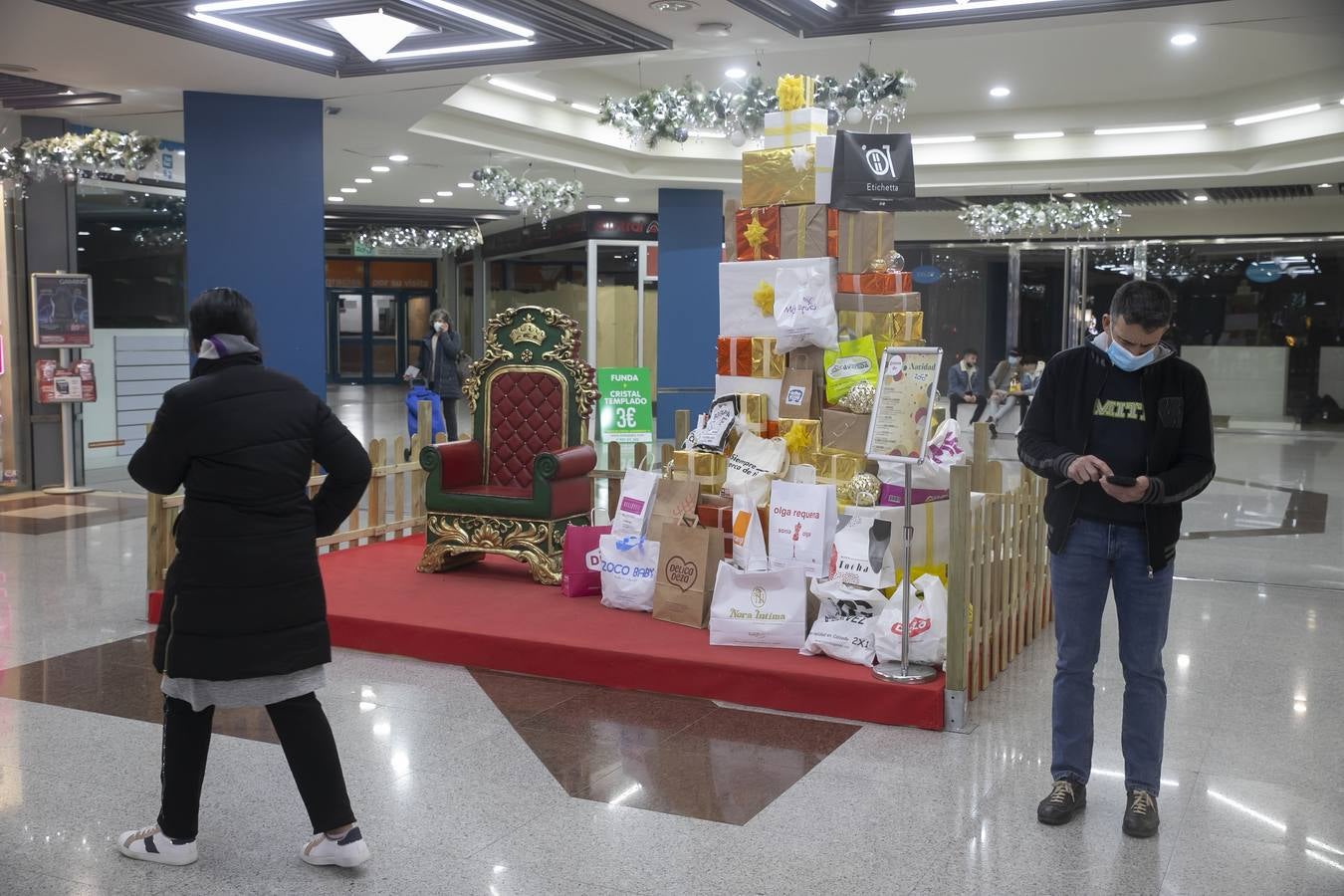 En imágenes, el público anima los centros comerciales de Córdoba